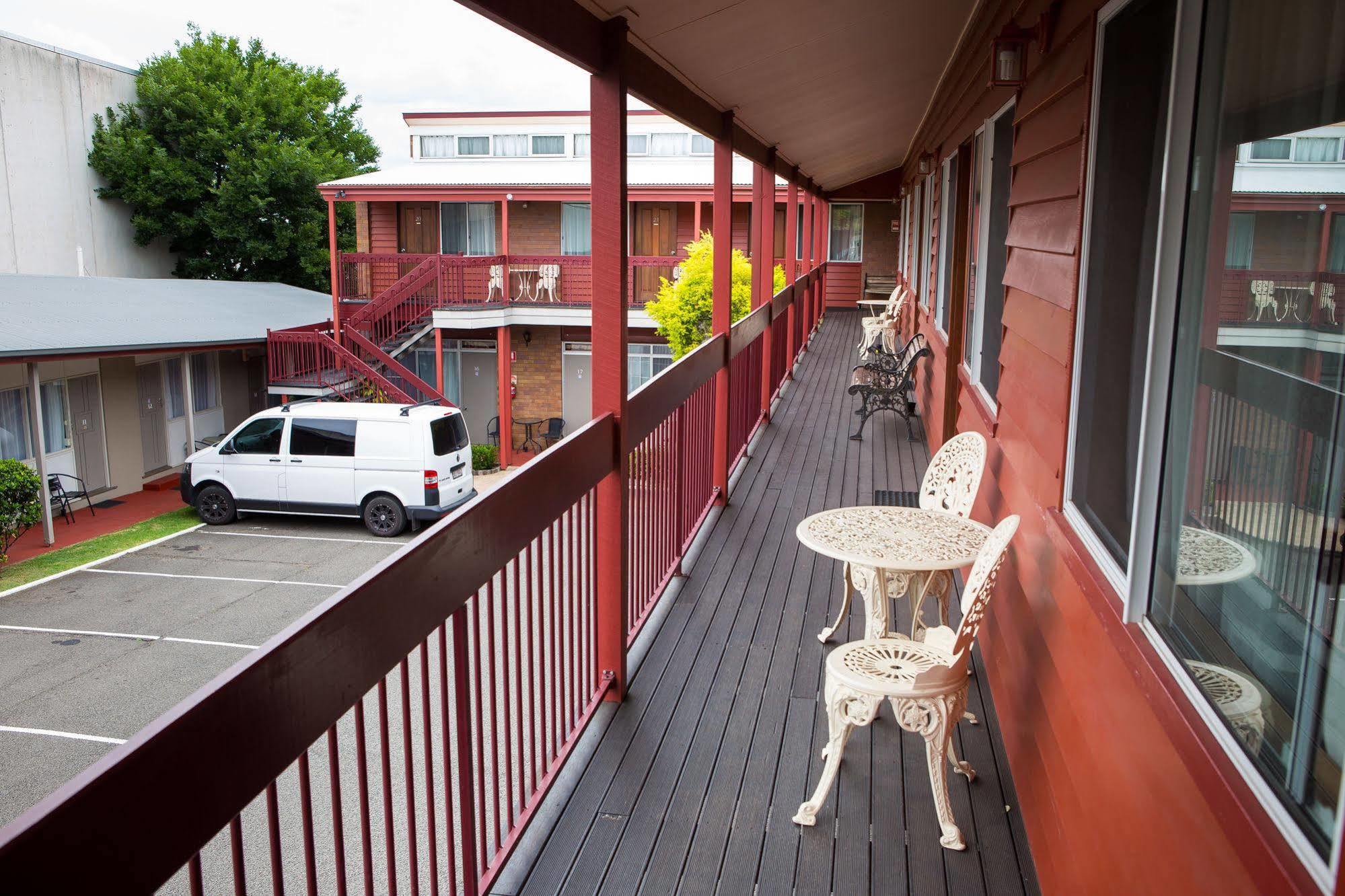 Downs Motel Тувумба Екстер'єр фото