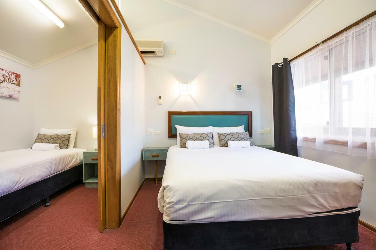 Downs Motel Тувумба Екстер'єр фото